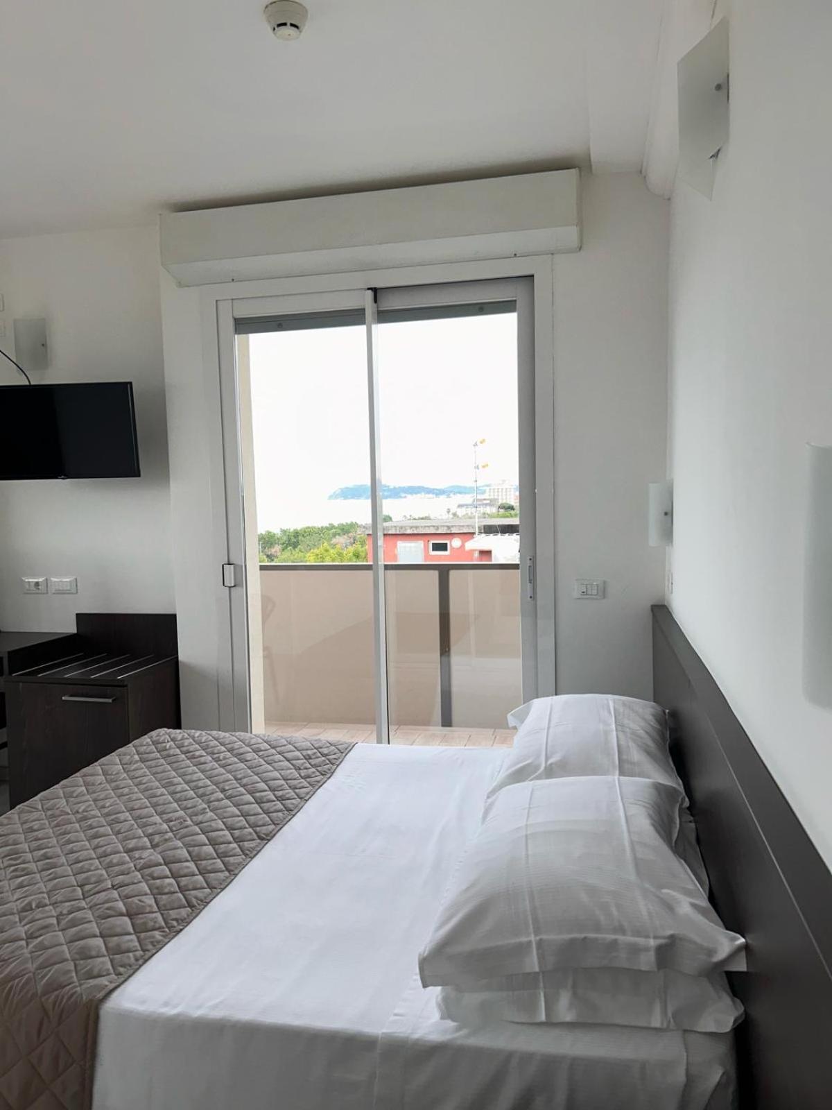Union Park Hotel - Sul Mare Con Piscina Riscaldata -Idromassaggio -Spiaggia - Parcheggio Riccione